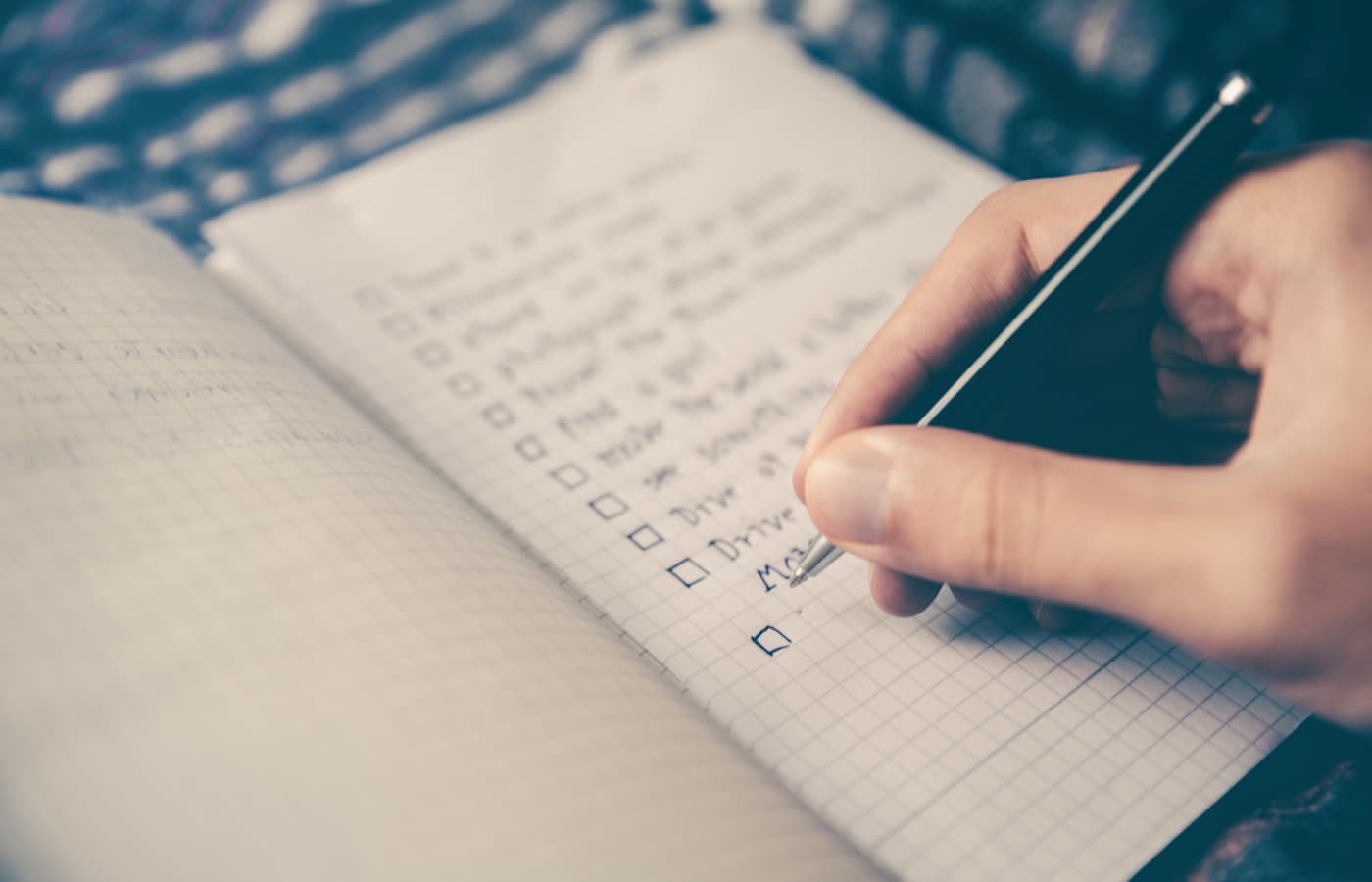 Checklista compliance na biurku