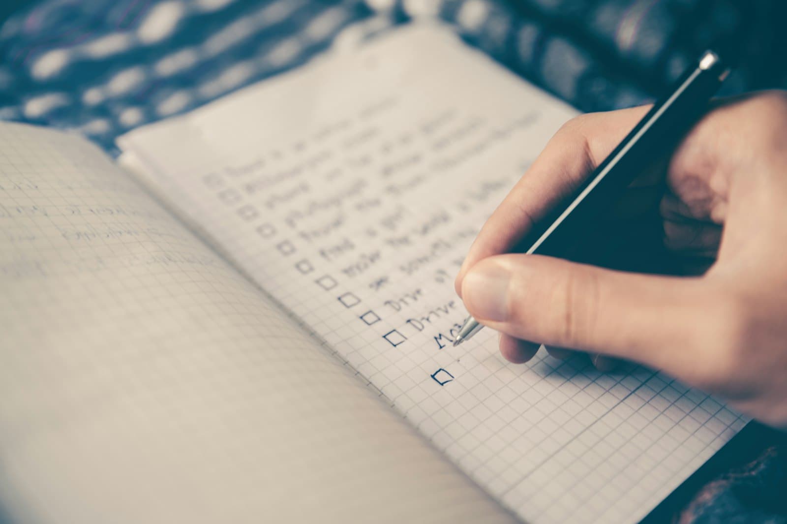 Notatnik z checklistą i długopisem