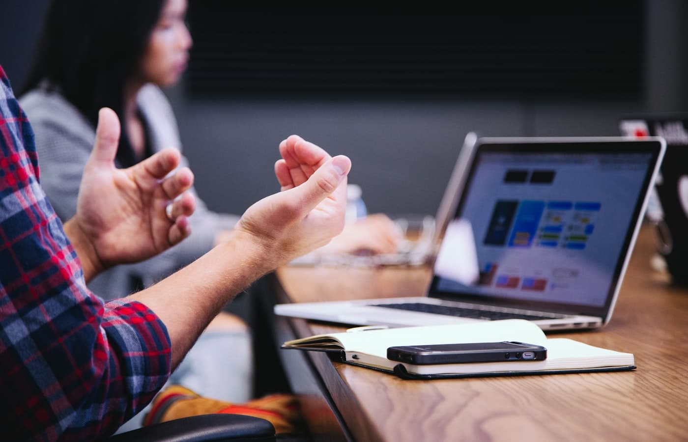 Zespół przy stole konferencyjnym