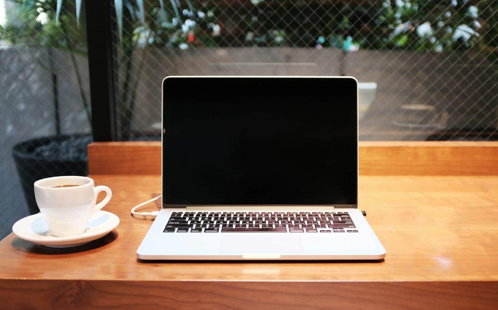 Laptop, notes i kawa na biurku